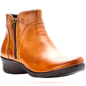 Propét Women's Waverly Ankle Bootie, Size 8.5 WIDE, Tan, GREAT CONDITION